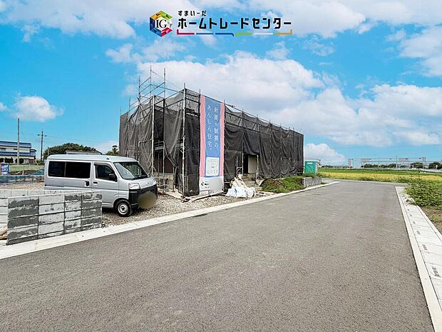 【前面道路含む現地写真】一戸建ての大きなメリットは、「自分の土地」を自由に使えること。好きなペットが飼えるほか、ガーデニングやＤＩＹ、車やバイクの手入れなど様々な趣味を楽しめます♪