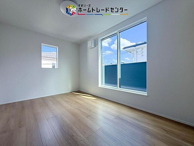 【リビング以外の居室】2面採光の洋室です。窓からの眺望もよくなり視界が広いので、部屋にいても飽きません、そしてもちろん大切なのは明るさと風通し、明るい日差しと心地よい風で自分のお部屋でくつろげる贅沢をご提供します。