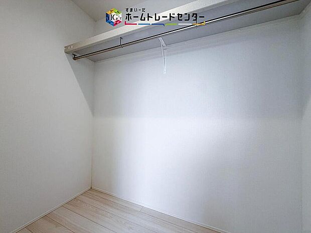 【収納】衣類をまとめて収納しやすいウォークインクローゼットです。ハンガーパイプ付きで整理しやすく、季節物まで見やすくしまえるのがうれしいポイントです。