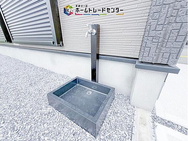 【【外水栓】】建物外側に外水栓を設置。洗車や玄関まわりの掃除、植栽への水やりなど、屋外で水を使いたい場面に便利です。受け皿付きで、泥汚れのある道具なども外で洗いやすく、日々のお手入れに役立ちます。