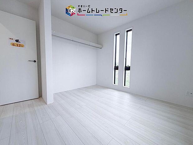 【リビング以外の居室】収納を完備している居室です。収納が豊富な住宅は居室空間がしっかりと使えるので暮らしやすさが断然に上がります。荷物をを気にすることなく家具の配置をお好み通りにできるのも大きな魅力です。