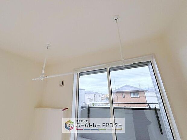【【室内物干し】】急な雨にも対応できる室内物干しが標準装備のため、バルコニーの屋根を設置する必要がありません。風の強い日でも気にせずお洗濯ができます。