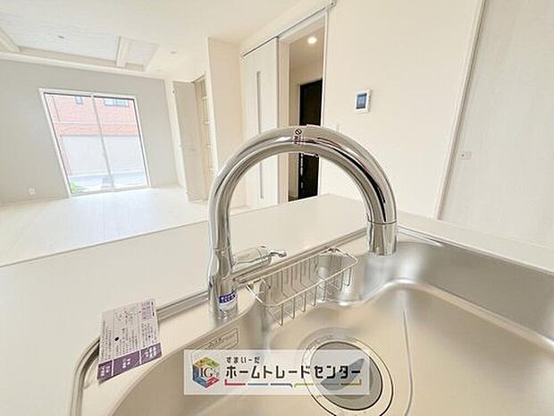 【【タッチレス水栓】】水栓に触れなくてもセンサーに手をかざすだけで吐水／止水ができます。雑菌などに触れる機会も減らす事ができるので、衛生面から見ても安心して使えます。