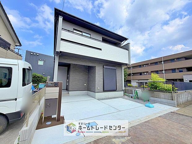 【駐車場】カースペースが2台分ございますので、家族分の自転車を駐輪したり、急な来客用の駐車スペースとしてもお使いいただけます。