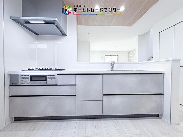 【【システムキッチン】】見栄えもよくお手入れもスムーズに出来ます。豊富な収納力もございますので、キッチンスペースをスッキリとお使い頂けそうです。