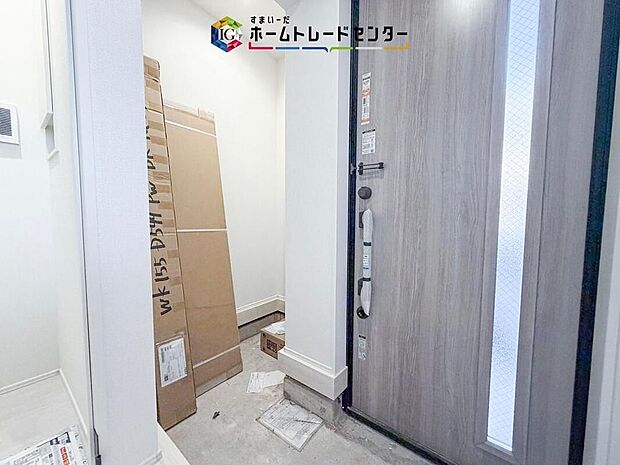 【【シューズインクローク】】ロングブーツやトレッキング靴もすっぽり収まる玄関収納。靴はもちろんベビーカーやお子さんの遊び道具なども置いていただけます。