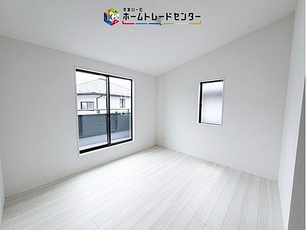 【リビング以外の居室】日当りの良さは写真でも充分に伝わるかと思いますが、開放感のある周囲にめぐまれたおかげで、風通しもとても良くなっております。ぜひ現地を見ていただき体感していただきたいポイントです。