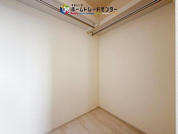 【【ウォークインクローゼット】】お子様との思い出もたっぷりしまえるウォークインクローゼット。衣類だけでなく、鞄などの小物からスーツケースやレジャー用品などの大きな物までたっぷり収納出来ます。

