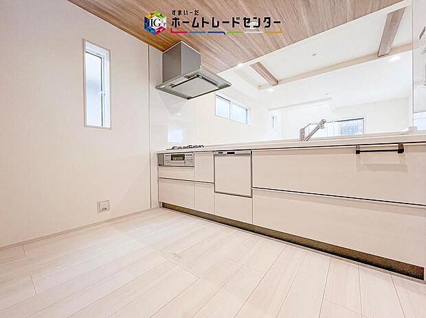 【【システムキッチン】】人気の対面式キッチン☆スライドタイプの収納を採用してますので、奥までしっかりと収納空間を利用できます。取り出しも簡単に♪