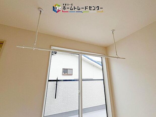 【【室内物干し】】急な雨にも対応できる室内物干しが標準装備のため、バルコニーの屋根を設置するは必要がありません。風の強い日でも気にせずお洗濯ができます。