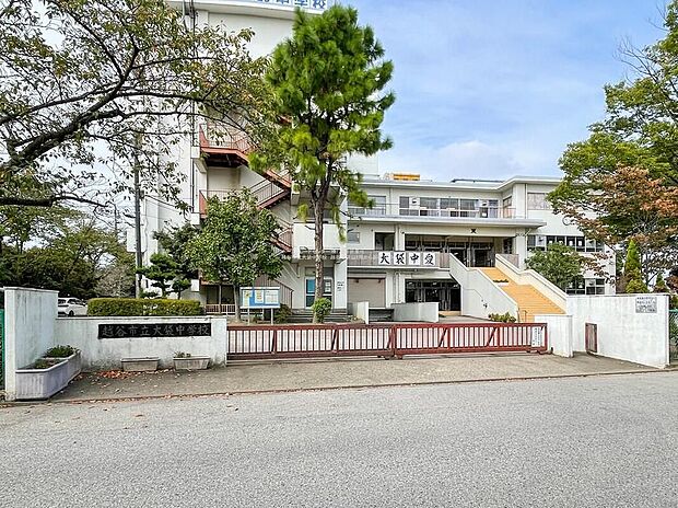 越谷市立大袋中学校(約1,325m)