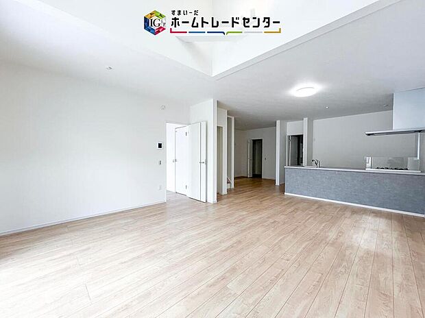 【リビング】対面キッチン前の空間を広めにとっておりますので、ダイニングテーブルを置いてご家族皆様で食卓を囲ってもらっても充分なスペースがございます。家族で楽しいお食事のお時間をお過ごしください。