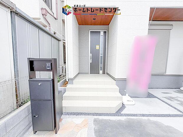 【玄関】上下に収納を備えたシューズボックス付きの玄関です。靴や外出用品をまとめて片付けやすく、玄関まわりをすっきり保てます。窓から光を取り込みやすく、明るく清潔感のある玄関空間です。