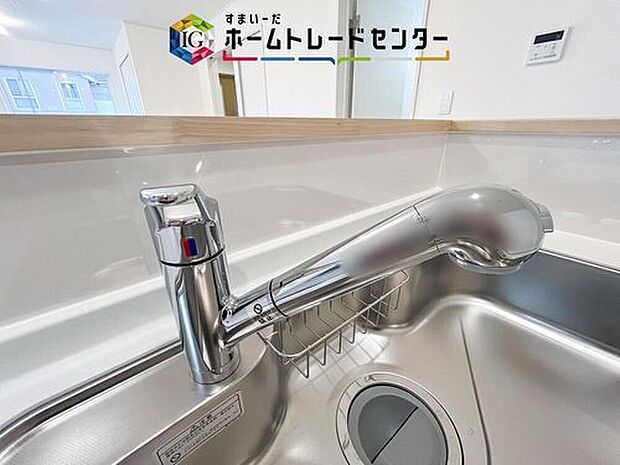 【【浄水器】】浄水カートリッジ内蔵で場所を取らずに見た目もスッキリ。ノズルはシャワーヘッドになっておりお掃除も楽々です。
