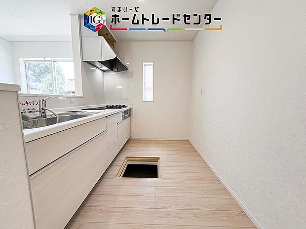【キッチン】キッチンスペースはご家族みんなで作業ができるスペースを確保しております。みんなで楽しくお料理やお片付けをすれば、家事の時間も家族のコミュニケーションの時間に変わります。