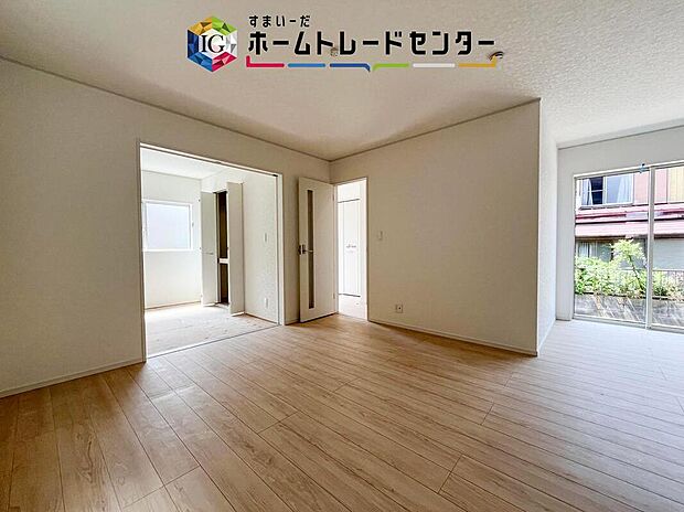 【リビング】対面キッチンの前にダイニングテーブルを置き、手前側がリビングスペースになるかと思います。広く奥行きがありますので、ダイニング、リビングの各スペースの役割をしっかり分けて確保していただけます。