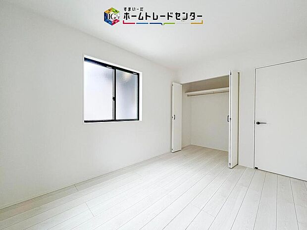 【リビング以外の居室】各居室に収納を完備しております。収納が豊富な住宅は居室空間がしっかりと使えるので暮らしやすさが断然に上がります。荷物をを気にすることなく家具の配置をお好み通りにできるのも大きな魅力です。