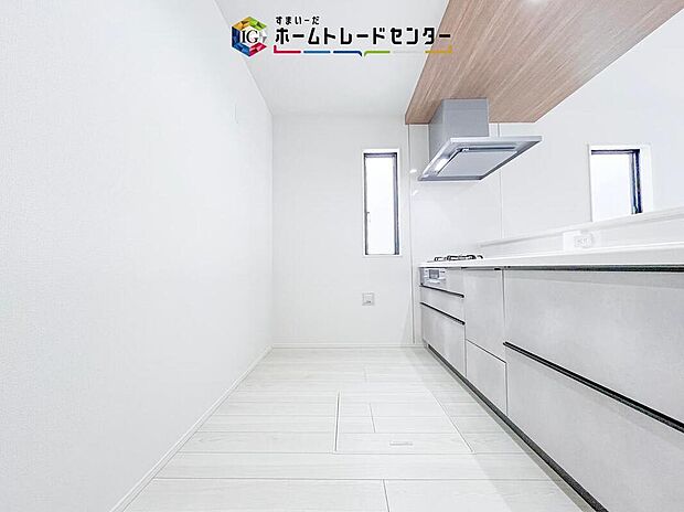 【キッチン】キッチンスペースは家族で作業が出来るよう広めにとりました。みんなで楽しくお料理をすれば、より美味しい食事が創れそうです。そしてお料理好きなお子様が育つかも、もちろん片付けもみんなでできます。