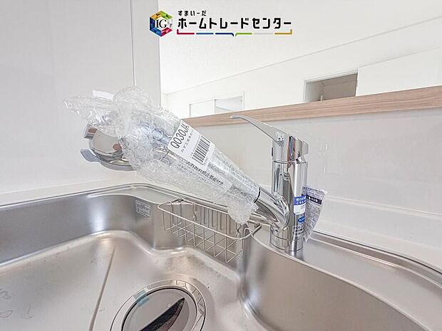【【浄水器】】浄水カートリッジ内蔵で場所を取らずに見た目もスッキリ。ノズルはシャワーヘッドになっておりお掃除も楽々です。