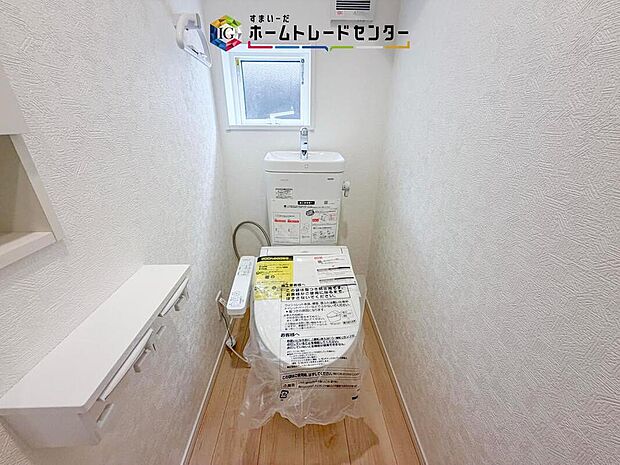 【【トイレ】】暖房機能の付いた便座は冬の寒い日にはあって良かったと本当に思います。もちろん快適で清潔なシャワー機能は標準で備えています。スペースも広くとっているので普段のお掃除もしやすいトイレスペースです。