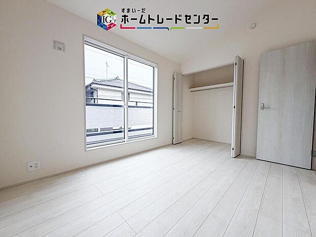 【リビング以外の居室】日当りの良さは写真でも充分に伝わるかと思いますが、開放感のある周囲にめぐまれたおかげで、風通しもとても良くなっております。ぜひ現地を見ていただき体感していただきたいポイントです。