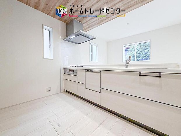 【キッチン】食洗機が標準装備でついています。家事は毎日の事、一日一日は少しの負担軽減でも、その少しを1年で考えれば大きな時間になります。自由に使えるお時間を増やしていただき、その分新居でおくつろぎ下さい。