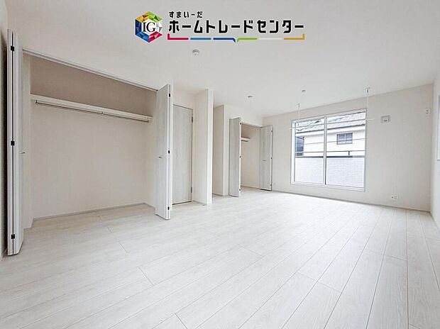 【リビング以外の居室】将来的には間仕切りを設けて二つの部屋にすることも考えた洋室です。現在は10帖以上の主寝室としてお使いいただき、家族が増えたとき、成長した時には、間仕切りをし、お二人分のプライベート空間へと変わります。