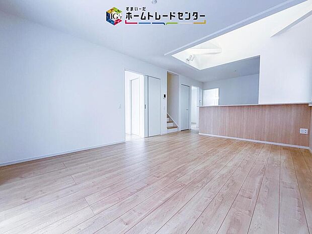 【リビング】天井が高くなり開放感が生まれるとともに、部屋全体が広く見え「余白」が生まれるのでオシャレな空間になります。インテリアで壁を飾ってみるのも良いですね♪