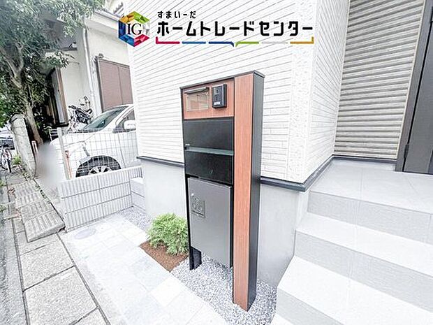 【【宅配BOXつきインターホン】】宅配BOXつきインターホンを備え、不在時の荷物受け取りにも対応。仕事や外出で帰宅が遅くなる日でも再配達の手間を減らしやすく、ネット通販をよく利用するご家庭にも毎日使いやすい設備です。