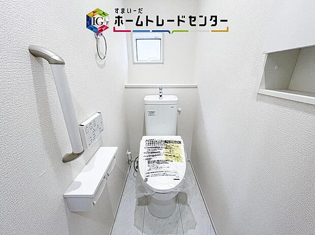 【【トイレ】】暖房機能の付いた便座は冬の寒い日にはあって良かったと本当に思います。もちろん快適で清潔なシャワー機能は標準で備えています。スペースも広くとっているので普段のお掃除もしやすいトイレスペースです。