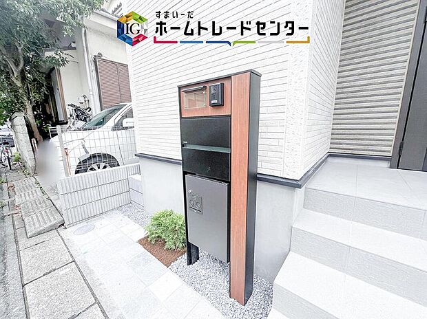 【宅配BOX】宅配BOXつきインターホンを備え、不在時の荷物受け取りにも対応。仕事や外出で帰宅が遅くなる日でも再配達の手間を減らしやすく、ネット通販をよく利用するご家庭にも毎日使いやすい設備です。