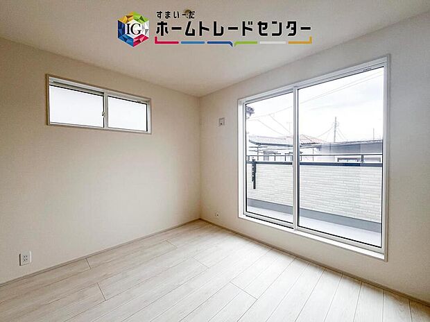 【洋室】2面採光の洋室です。窓からの眺望もよくなり視界が広いので、部屋にいても飽きません、そしてもちろん大切なのは明るさと風通し、明るい日差しと心地よい風で自分のお部屋でくつろげる贅沢をご提供します。