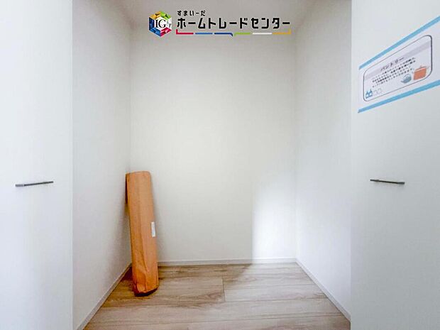 【収納】ミネラルウォーターや調味料など、まとめ買いしても置き場所の心配がいりません。育ちざかりのお子様を持つご家庭にとっても嬉しいスペースです。