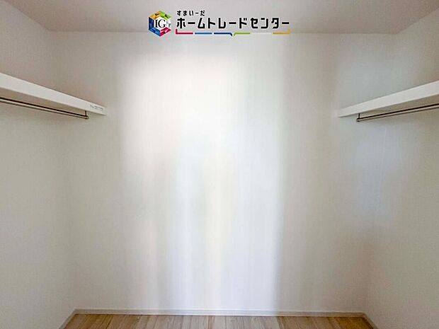 【【ウォークインクローゼット】】お子様との思い出もたっぷりしまえるウォークインクローゼット。衣類だけでなく、鞄などの小物からスーツケースやレジャー用品などの大きな物までたっぷり収納出来ます。