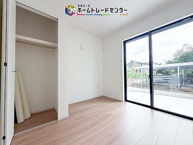 【リビング以外の居室】リビング隣接の洋室は、リビングと一体利用も可能で、開放感のある広々空間に。ライフスタイルと合わせて使い分けできるのが魅力です。