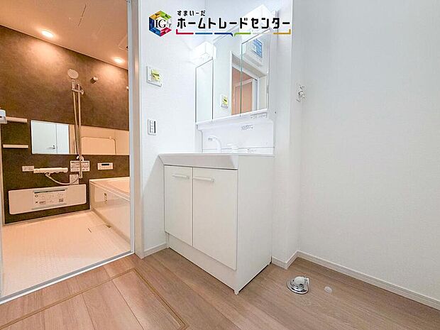 【【洗面台・洗面所】】洗面所にしっかりとしたゆとりを持たせることで、普段の生活の快適さにつながります。朝の準備に洗濯物の取り回し、浴室出入りや着替えなど、機能性が求められる場所です。しっかりとした広さを確保しております。