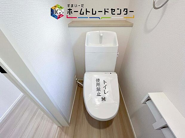 【【トイレ】】暖房機能の付いた便座は冬の寒い日にはあって良かったと本当に思います。もちろん快適で清潔なシャワー機能は標準で備えています。スペースも広くとっているので普段のお掃除もしやすいトイレスペースです。