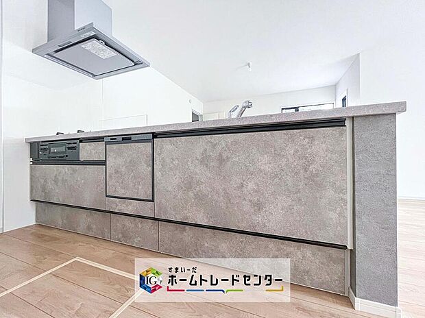 【キッチン】食洗機が標準装備でついています。家事は毎日の事、一日一日は少しの負担軽減でも、その少しを1年で考えれば大きな時間になります。自由に使えるお時間を増やしていただき、その分新居でおくつろぎ下さい。