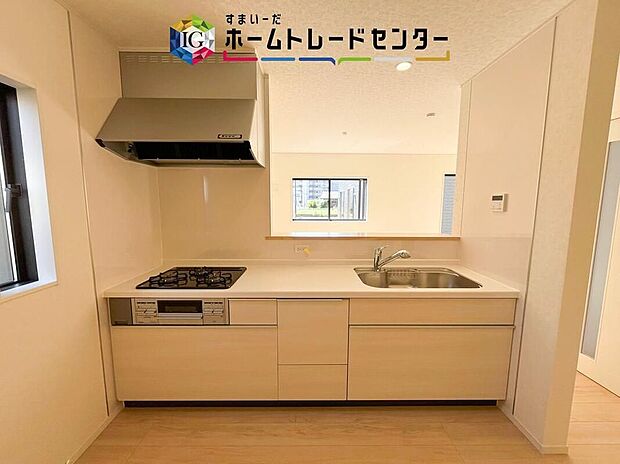 【【システムキッチン】】見栄えもよくお手入れもスムーズに出来ます。豊富な収納力もございますので、キッチンスペースをスッキリとお使い頂けそうです。