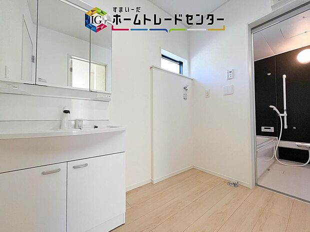 【【洗面所】】合わせ鏡が可能な3面鏡です。朝の忙しい時間でもの身だしなみのチェックもここだけで完結できます。もちろん鏡の後ろは充分な収納力を持った収納となっており、視界に入る部分はスッキリと片付きます。