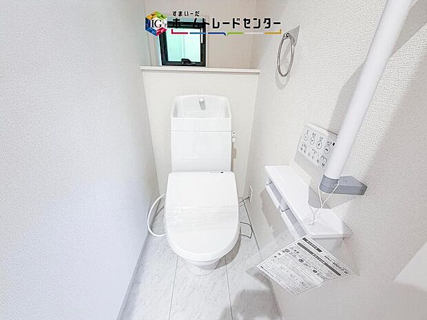 【【トイレ】】暖房機能の付いた便座は冬の寒い日にはあって良かったと本当に思います。もちろん快適で清潔なシャワー機能は標準で備えています。スペースも広くとっているので普段のお掃除もしやすいトイレスペースです。