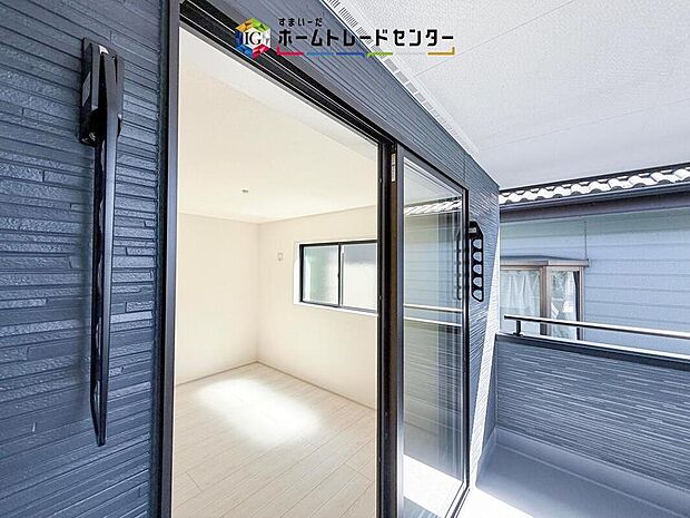 【バルコニー】壁面に固定する物干しは安定性が高く、強風の日も安心。折りたためば邪魔にならず、ベランダを広く使えるのがポイントです。家族の多いご家庭でも洗濯物がたくさん干せて、日々の家事をぐっと楽にしてくれます。
