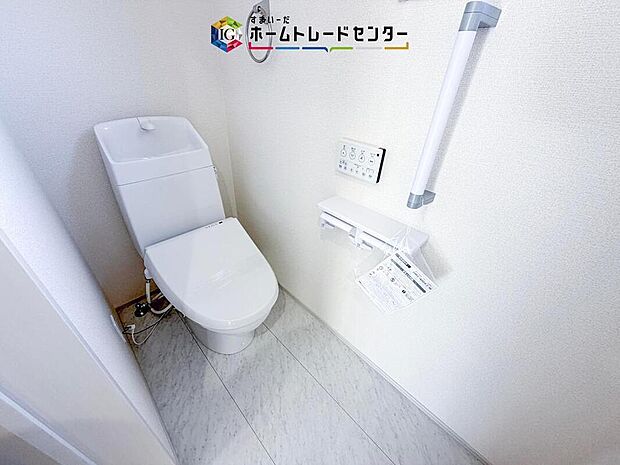 【【トイレ】】暖房機能の付いた便座は冬の寒い日にはあって良かったと本当に思います。もちろん快適で清潔なシャワー機能は標準で備えています。スペースも広くとっているので普段のお掃除もしやすいトイレスペースです。