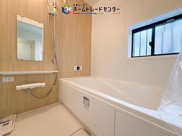 【【浴室】】一坪タイプのユニットバスは、足をしっかりと延ばして一日の疲れを癒すことが可能です。浴室暖房乾燥機も完備しておりますので、カビの心配が無いのはもちろん、雨の日のお洗濯物はお風呂で乾かせます。