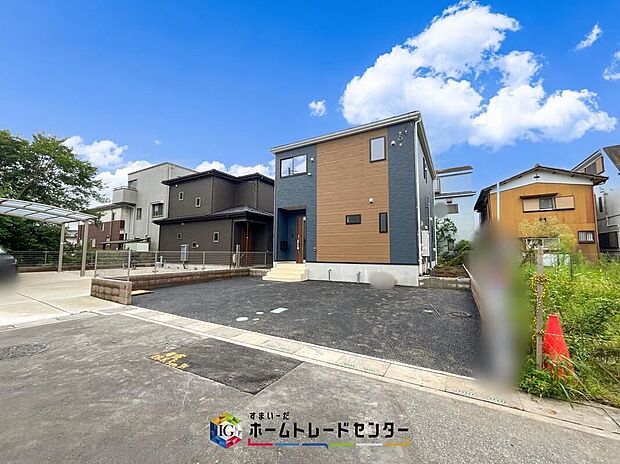 【現地外観写真】一戸建ての大きなメリットは、「自分の土地」を自由に使えること。好きなペットが飼えるほか、ガーデニングやDIY、車やバイクの手入れなど様々な趣味を楽しめます♪