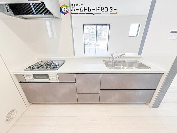 【【システムキッチン】】見栄えもよくお手入れもスムーズに出来ます。豊富な収納力もございますので、キッチンスペースをスッキリとお使い頂けそうです。