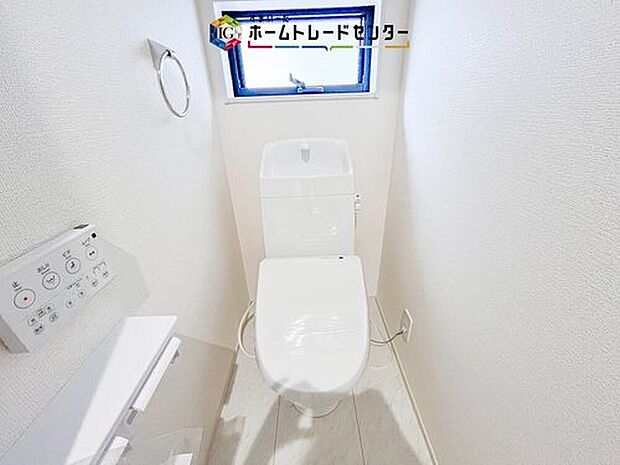 【【トイレ】】暖房機能の付いた便座は冬の寒い日にはあって良かったと本当に思います。もちろん快適で清潔なシャワー機能は標準で備えています。スペースも広くとっているので普段のお掃除もしやすいトイレスペースです。
