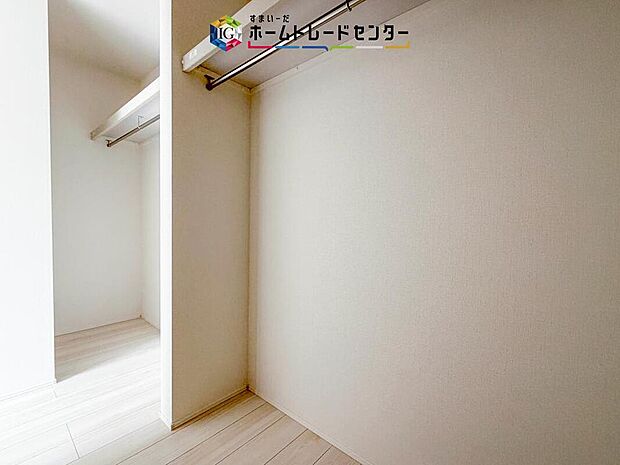 【収納】大容量のウォークインクローゼットです。どなた様でも収納に頭を悩ませたことがあるかと思います。ウォークインクローゼットがございますと一気に解決いたしますし、お部屋を最大限の空間ですっきりお使い頂けます。