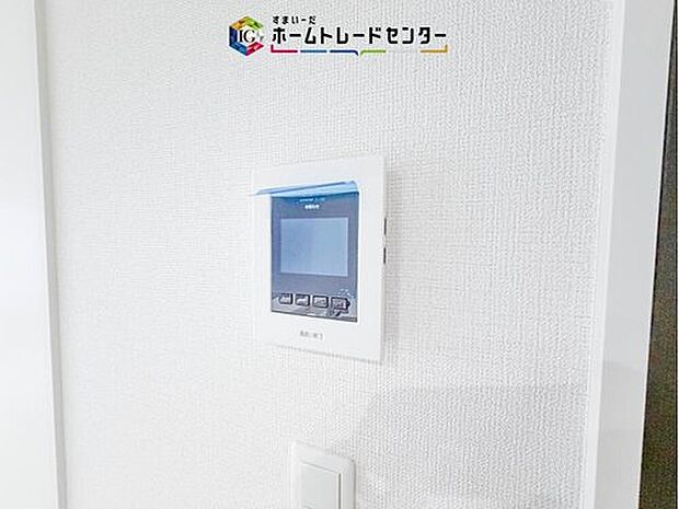 【【TVモニター付きインターホン】】録画機能もあり、どのような人が何時に来訪されたのかが分かります。防犯上はもちろん、お届け物などの把握にも便利です。ライトが付いているので、夜間でも安心です。