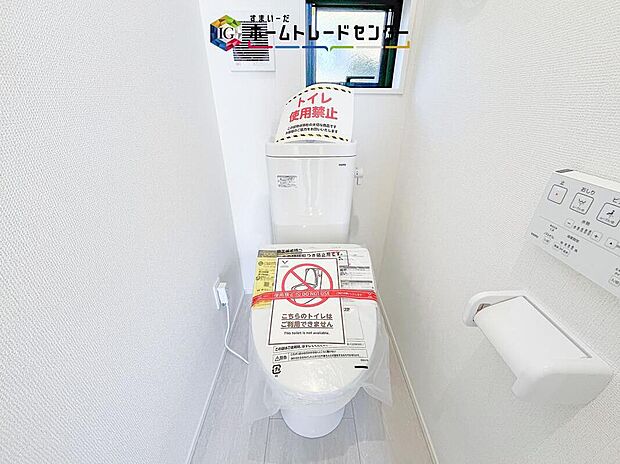 【【トイレ】】暖房機能の付いた便座は冬の寒い日にはあって良かったと本当に思います。もちろん快適で清潔なシャワー機能は標準で備えています。スペースも広くとっているので普段のお掃除もしやすいトイレスペースです。